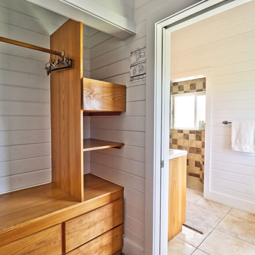 Love Beach - Bedroom 1 Closet