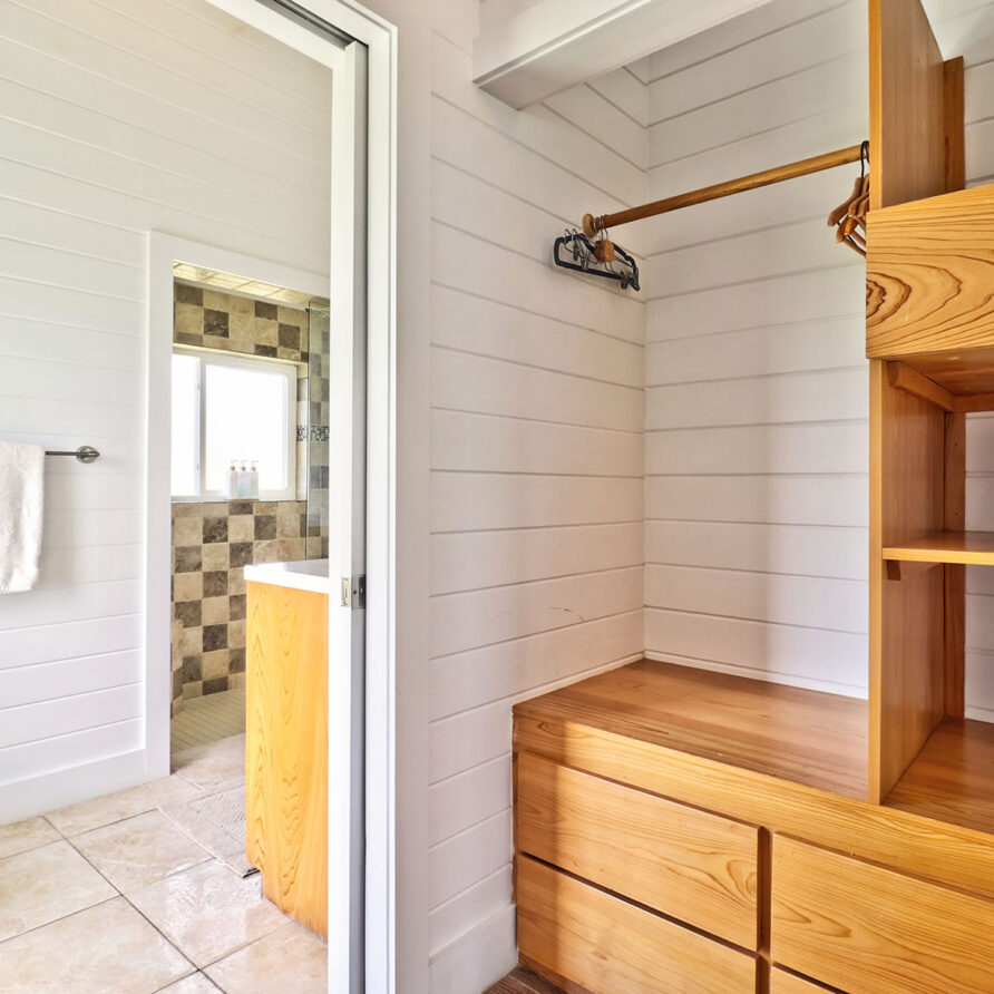Love Beach - Bedroom 2 Closet