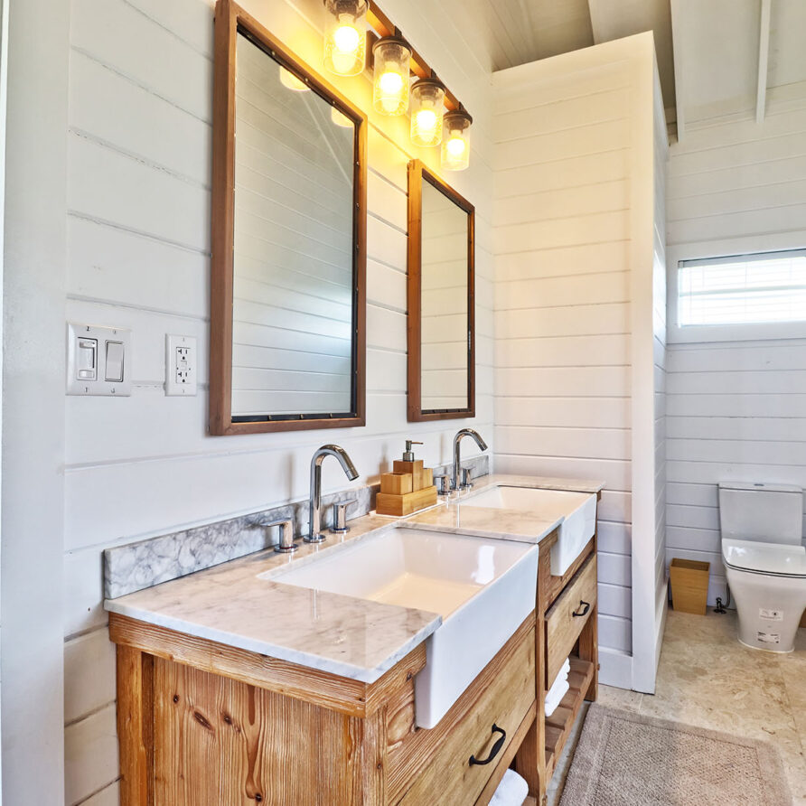 Love Beach - Guest House Bathroom