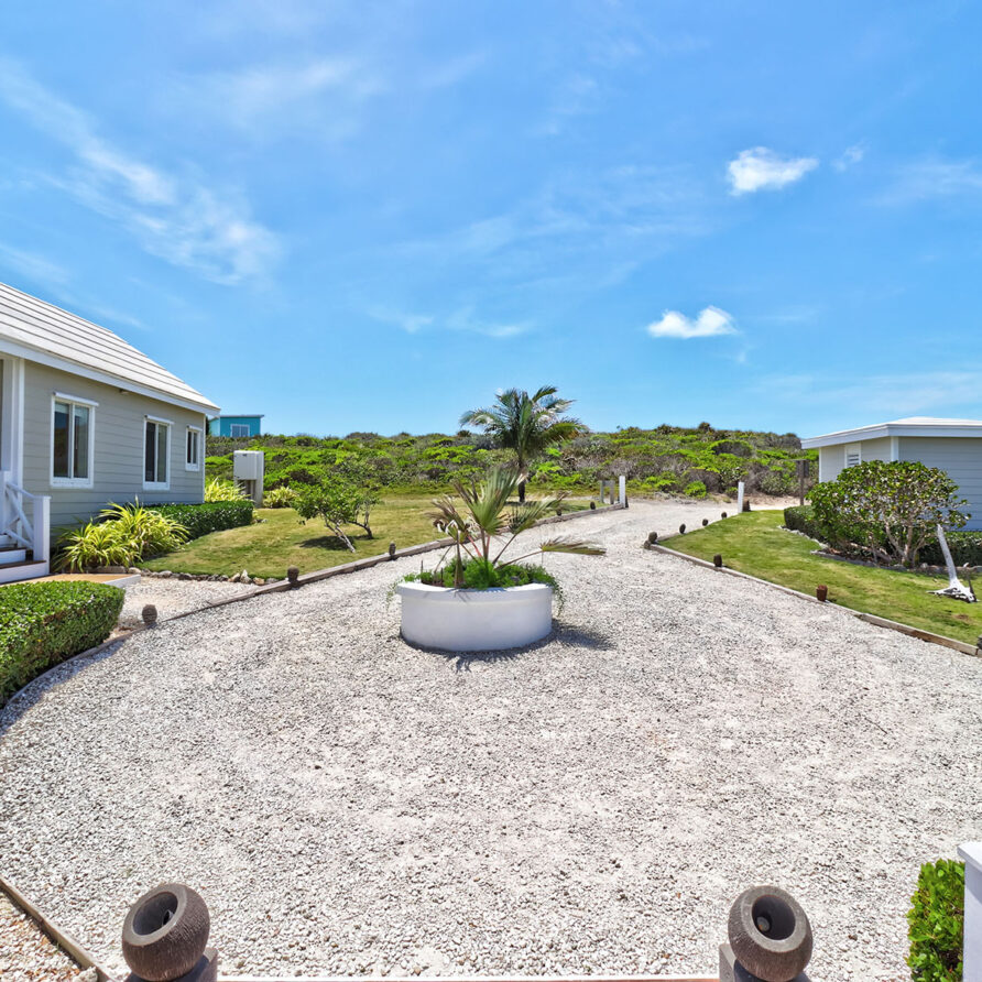 Love Beach - Driveway